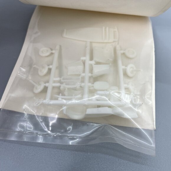 Vintage William Brothers 1932 Chevrolet Cabriolet Model Car Kit HO Scale - Picture 4 of 4